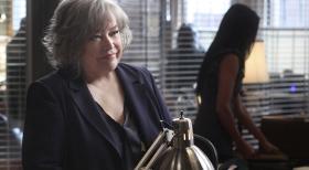 Harry's Law - Wechselt den Bezirk und steigt mit ihren alten Leuten in eine neue Anwaltssozietät ein: Harry (Kathy Bates) ... © Warner Bros. Television