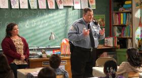 Mike & Molly - Mike Biggs (Billy Gardell, r.) geht der Bitte von Molly (Melissa McCarthy, l.) nach, ihren Schülern etwas über seinen Alltag als Polizist zu erzählen ... © 2010 CBS Broadcasting Inc. All Rights Reserved.