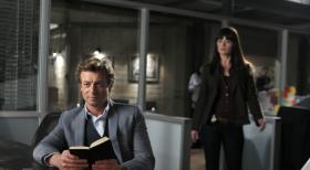 Ein neuer Fall beschäftigt: Patrick Jane (Simon Baker, l.) und Teresa Lisbon (Robin Tunney, r.) ... © Warner Bros. Television