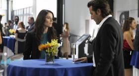 The Mentalist - Teresa (Robin Tunney, l.) ist auf der Suche nach dem Mörder von der Journalistin Cassie Flood und stößt bei den Ermittlungen auf Tommy Volker (Henry Ian Cusick, r.). Doch hat er etwas damit zu tun? © Warner Bros. Television