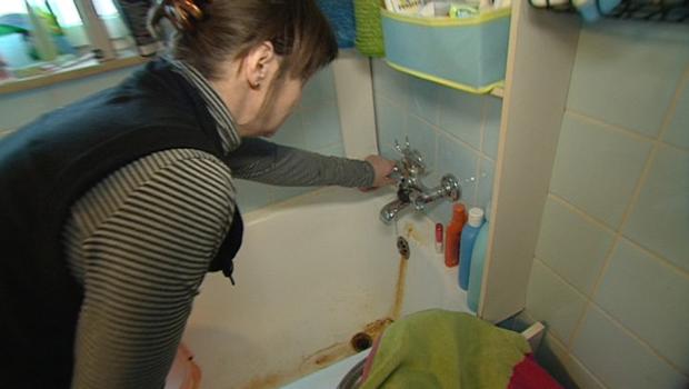 Obwohl die bekennende Mietprellerin Frau W. keine Miete zahlt, beschwert sie sich über Schäden in ihrem Badezimmer ... © SAT.1