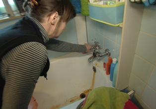 Obwohl die bekennende Mietprellerin Frau W. keine Miete zahlt, beschwert sie sich über Schäden in ihrem Badezimmer ... © SAT.1