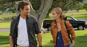 Treffen nach langer Zeit wieder aufeinander: Steve (Alex O'Loughlin, l.) und seine Schwester Mary Ann (Taryn Manning, r.) ... © TM &   2010 CBS Studios Inc. All Rights Reserved.