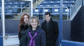 Unforgettable - Versuchen, den Tod des Bankdirektors Jason Kubiak aufzuklären: Carrie (Poppy Montgomery, l.), Joanne Webster (Jane Curtin, M.) und Al (Dylan Walsh, r.) ... © 2011 CBS Broadcasting Inc. All Rights Reserved.