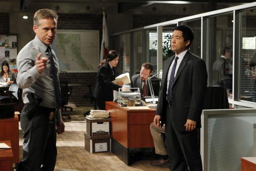 The Mentalist - Bei den Ermittlungen: Ray Haffner (Reed Diamond, l.) und Kimball Cho (Tim Kang, r.) ... © Warner Bros. Television
