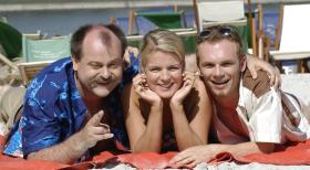 "DIE DREISTEN DREI" - das sind die Bewohner von Deutschlands berühmtester Comedy-WG: (v.l.n.r.) Markus Majowski, Mirja Boes, Ralf Schmitz © Sat.1