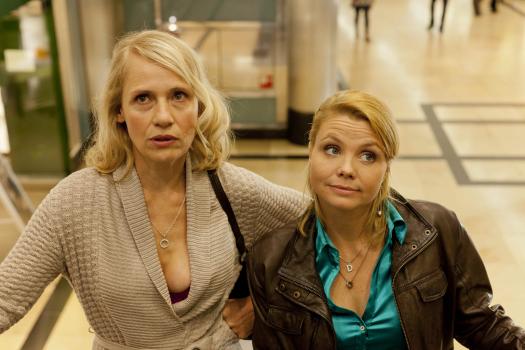 Danni Lowinski - Kann Danni (Annette Frier, r.) Frau Bose (Alexandra von Schwerin, l.) überzeugen, Frau Müller als neue Security-Angestellte für die Passage einzustellen? © SAT.1