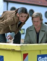 Um das Geheimnis eines ermordeten Hausmeisters offenzulegen, müssen Nina (Elena Uhlig, l.) und Leo (Henning Baum, r.) sogar in einen Müllcontainer steigen - allerdings vergeblich   ... © SAT.1