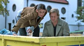 Um das Geheimnis eines ermordeten Hausmeisters offenzulegen, müssen Nina (Elena Uhlig, l.) und Leo (Henning Baum, r.) sogar in einen Müllcontainer steigen - allerdings vergeblich ... © SAT.1 Um das Geheimnis eines ermordeten Hausmeisters offenzulegen, müssen Nina (Elena Uhlig, l.) und Leo (Henning Baum, r.) sogar in einen Müllcontainer steigen - allerdings vergeblich ... © SAT.1