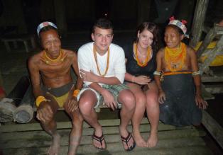 Die strengsten Eltern der Welt - Bei den Mentawai-Indianern auf Siberut Island tief im Indonesischen Dschungel und fernab der Zivilisation sollen die beiden Krawallkids Jarvis (2.v.l.) und Denise (2.v.r.) zur Vernunft kommen. © SAT.1