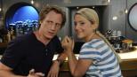 Tom (Patrick Kalupa, l.) und Anna (Jeanette Biedermann, r.) lauschen der Musik der Band "The Black Pony" ... © SAT.1