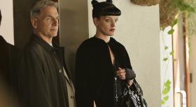 Während das FBI Abby (Pauley Perrette, r.) in ein Versuchslabor versetzt, um ein Heilmittel für eine ominöse Krankheit zu entwickeln, untersuchen Gibbs (Mark Harmon, l.) und seine Leute den Mord an einem Petty Officer ... © CBS Television