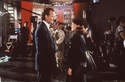 Die Geister, die ich rief ... - Im Studio trifft Fernsehboss Frank Cross (Bill Murray, l.) seine alte Flamme Claire Phillips (Karen Allen, r.) wieder, die er vor 15 Jahren der Karriere wegen links liegen gelassen hat ... © Paramount Pictures