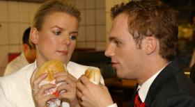 Mirja (Mirja Boes, l.) und Ralf (Ralf Schmitz, r.) beim Hochzeitsessen der besonderen Art ... © Sat.1