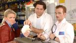 Mirja (Mirja Boes, l.) ist von dem Döner, den Markus (Markus Majowski, M.) und Ralf (Ralf Schmitz, r.) für sie zubereitet haben, nicht sehr angeta...