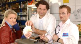 Mirja (Mirja Boes, l.) ist von dem Döner, den Markus (Markus Majowski, M.) und Ralf (Ralf Schmitz, r.) für sie zubereitet haben, nicht sehr angetan ... © Sat.1