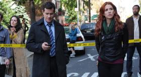 Unforgettable - Gemeinsam machen sie sich auf die Suche nach dem Mörder, der jungen Pflichtverteidigerin Mary Hanson: Carrie (Poppy Montgomery, r.) und Al (Dylan Walsh, l.) ... © 2011 CBS Broadcasting Inc. All Rights Reserved.
