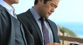 The Mentalist - Versuchen, den Mord an der Journalistin Cassie Flood aufzuklären: Patrick (Simon Baker, l.) und Kimball (Tim Kang, r.) ... © Warner Bros. Television