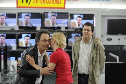 Bastian (Bastian Pastewka, r.) und Hugo (Hugo Egon Balder, l.) rüsten auf für ihre Männer-WG: ein noch größerer Plasma-Fernseher muss her ... © Sat.1