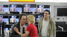 Bastian (Bastian Pastewka, r.) und Hugo (Hugo Egon Balder, l.) rüsten auf für ihre Männer-WG: ein noch größerer Plasma-Fernseher muss her ... © Sat.1