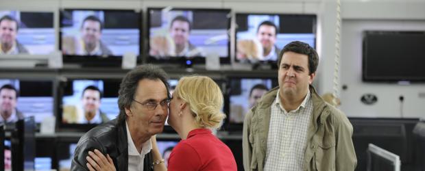 Bastian (Bastian Pastewka, r.) und Hugo (Hugo Egon Balder, l.) rüsten auf für ihre Männer-WG: ein noch größerer Plasma-Fernseher muss her ... © Frank Hempel Sat.1