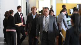 The Mentalist - Wollen den Mord an Finanzbrokers Antonio Castro aufklären: Patrick (Simon Baker, M.l.), Teresa (Robin Tunney, M.r.) und Dennis Victor (Ray Wise, M.) ... © Warner Bros. Television