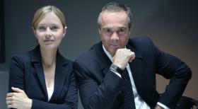 In einem außergewöhnlichen Fall duellieren sich Anwältin Maria Schwadorf (Stefanie Stappenbeck, l.) und ihr Ex-Chef Dr. Georg Actis (Hannes Jaenicke, r.) erneut vor Gericht ... © Gunnar Fuß SAT.1