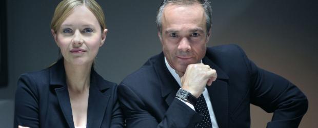 In einem außergewöhnlichen Fall duellieren sich Anwältin Maria Schwadorf (Stefanie Stappenbeck, l.) und ihr Ex-Chef Dr. Georg Actis (Hannes Jaenicke, r.) erneut vor Gericht ... © Gunnar Fuß SAT.1