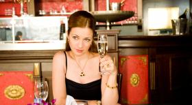 Küss Dich reich - Um Mia auszuschalten, macht sich Antonia (Loretta Stern) an den vermeintlichen Millionär ran. Doch schon bald ist ihr klar, dass dieser kein echter Krösus ist - und baggert seinen Freund an, im Glauben, dass das der wahre Millionär ist. Ein fataler Fehler ... © SAT.1
