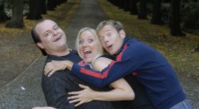 Bei den Dreisten Drei - Die Comedy WG ist ab jetzt Janine Kunze (M.) gemeinsam mit Markus Majowski (l.) und Mathias Schlung (r.) dabei. © Sat.1 Bei den Dreisten Drei - Die Comedy WG ist ab jetzt Janine Kunze (M.) gemeinsam mit Markus Majowski (l.) und Mathias Schlung (r.) dabei. © Sat.1