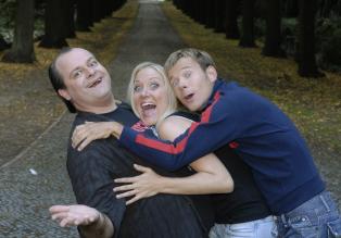 Bei den Dreisten Drei - Die Comedy WG ist ab jetzt Janine Kunze (M.) gemeinsam mit Markus Majowski (l.) und Mathias Schlung (r.) dabei. © Sat.1