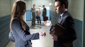 Harry's Law - Harry vertritt Josh Peyton im Fall eines Einbruchs nachdem dieser einen Nervenzusammenbruch hatte, während sich Adam (Nathan Corddry, r.) und Rachael (Jordana Spiro, l.) um einen Todeskandidaten kümmern ... © Warner Bros. Television