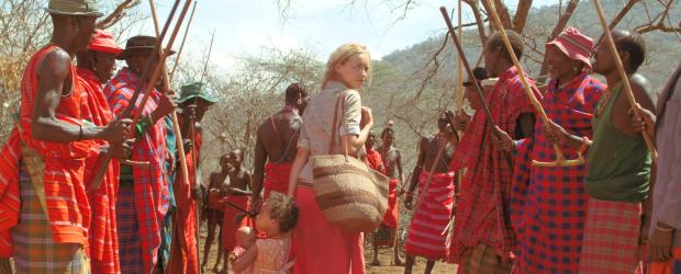 Die weiße Massai - Carola (Nina Hoss, M.) ist strikt dagegen, dass ihre Tochter nach kulturellem Brauch der Samburu beschnitten wird. Zusammen mit dem gemeinsamen Kind verlässt sie Kenia. © Constantin Film Produktion GmbH
