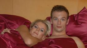 Fernsehen zum Gernhaben: Beim Liebesspiel denkt Thilo (Ralf Schmitz, r.) - sehr zum Ärger seiner Freundin Miriam (Mirja Boes, l.) - ständig an andere Frauen. Ist es vielleicht nur deshalb, weil die beiden beim Sex immer fernsehen? © Sat.1