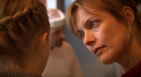 Schicksale - und plötzlich ist alles anders - Die 34-jährige Bäckereiverkäuferin Ella Rieger (r.) weiß nicht mehr weiter. Ihre 15-jährige Tochter Mia (l.) ist schwanger! Einen schlechteren Zeitpunkt hätte es dafür nicht geben können, denn die Familie steht vor dem finanziellen Ruin. Vater Dirk (M.) will Mia zur Abtreibung zwingen, doch der Teenie weigert sich. Ella steht zwischen zwei Stühlen ... © SAT.1