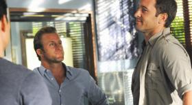 Hawaii Five-0 - Der junge Hacker Zack, wird direkt nachdem seine Familie ihn nach einer verbüßten Haftstrafe aus dem Jugendgefängnis abholt, entführt und ermordet. Ein Fall für Steve (Alex O'Loughlin, r.) und Danny (Scott Caan, l.) ... © 2012 CBS Broadcasting, Inc. All Rights Reserved.