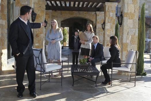 The Mentalist - Patrick (Simon Baker, 2.v.r.) und Teresa (Robin Tunney, r.) ermitteln in einem neuen Fall, doch was haben Peter Mulberry (Ian Kahn, l.), Amy Barron (Diane Farr, 2.v.l.), Gretchen Zahn (Carrie Wiita, 3.v.l.) und Eve Mulberry (Bonnie Somerville, 3.v.r.) damit zu tun? © Warner Bros. Television