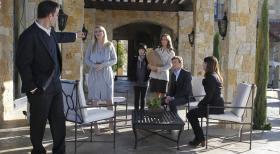 The Mentalist - Patrick (Simon Baker, 2.v.r.) und Teresa (Robin Tunney, r.) ermitteln in einem neuen Fall, doch was haben Peter Mulberry (Ian Kahn, l.), Amy Barron (Diane Farr, 2.v.l.), Gretchen Zahn (Carrie Wiita, 3.v.l.) und Eve Mulberry (Bonnie Somerville, 3.v.r.) damit zu tun? © Warner Bros. Television