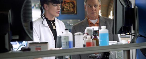 Navy Lieutenant Commander Patrick Casey wird erschossen im Wald aufgefunden. Er wurde mit einem seltenen Gewehrtyp umgebracht. Gibbs (Mark Harmon, r.), Abby (Pauley Perrette, l.) und das restliche Team beginnen sofort mit den Ermittlungen ... © CBS Television Navy Lieutenant Commander Patrick Casey wird erschossen im Wald aufgefunden. Er wurde mit einem seltenen Gewehrtyp umgebracht. Gibbs (Mark Harmon, r.), Abby (Pauley Perrette, l.) und das restliche Team beginnen sofort mit den Ermittlungen ... © CBS Television