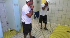 Stellungswechsel: Job bekannt, fremdes Land - Die muskelgestählten brasilianischen Rettungsschwimmer Taian (r.) und Gustavo (l.) arbeiten im Hallen-und Freibad in der thüringischen Provinz. Ein Stellungswechsel wie er extremer nicht sein kann! © kabel eins