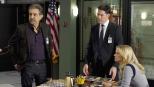 Criminal Minds - In einer stillgelegten psychiatrischen Anstalt in Oregon wird die Leiche einer jungen Frau gefunden, die im Stil der Renaissance gekleidet und geschminkt wurde. David Rossi (Joe Mantegna, l.), Hotch (Thomas Gibson, M.) und JJ (AJ Cook, r.) beginnen mit den Ermittlungen ... © ABC Studios