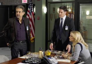 Criminal Minds - In einer stillgelegten psychiatrischen Anstalt in Oregon wird die Leiche einer jungen Frau gefunden, die im Stil der Renaissance gekleidet und geschminkt wurde. David Rossi (Joe Mantegna, l.), Hotch (Thomas Gibson, M.) und JJ (AJ Cook, r.) beginnen mit den Ermittlungen ... © ABC Studios
