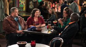Mike & Molly - Damit Mike (Billy Gardell, l.) mit beiden Zeit verbringen kann, schlägt er Carl (Reno Wilson, r.) ein Doppeldate mit Mollys (Melissa McCarthy, 2.v.l.) Schwester Victoria (Katy Mixon, 2.v.r.) vor. Der Abend läuft sehr gut für Carl, bis Michael Jordan das Restaurant betritt ... © Warner Brothers