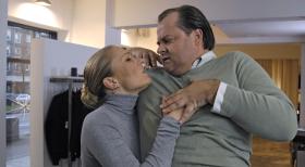 Wenn Janine (l.) einen flauschigen Männer-Pullover aus Kaschmir sieht, muss sie ihn einfach berühren und sich dran kuscheln. Selbst wenn ein wildfremder Mann (Markus Majowski, r.) drinsteckt ... © sat.1