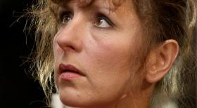 Schicksale - und plötzlich ist alles anders - Acht Jahre nach dem Unfalltod ihres Mannes ist die 46-jährige Christa Lange wieder verliebt. Der erfolgreiche Drehbuchautor Georg sieht nicht nur blendend aus, sondern ist auch ein echter Gentleman, der weiß, was Frauen gefällt. © SAT.1