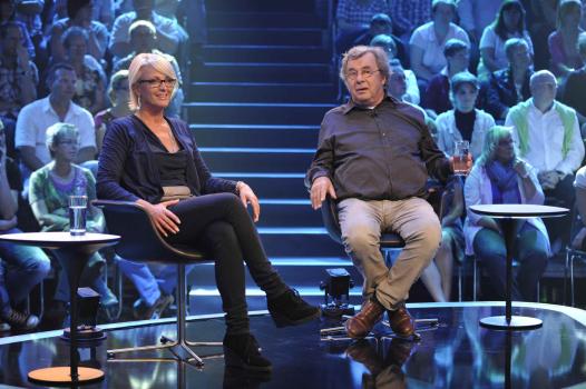Die Promi-Joker Hellmuth Karasek (r.) und Ulla Kock am Brinck (l.) sollen den Kandidaten weiterhelfen, wenn die mal auf der Leitung stehen ... © SAT.1