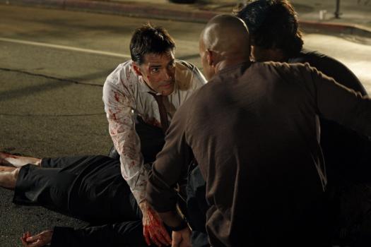 Hotch (Thomas Gibson, l.) und Morgan (Shemar Moore, M.) versuchen, Kate Joyner (Sienna Guillory, liegend) zu retten. Sie ahnen nicht, dass Sam (Michael Steger, r.) nicht der ist, für den sie ihn halten ... © Touchstone Television