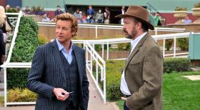 In einem Reitstall ermittelt Patrick (Simon Baker, l.) in einem neuen Mordfall. Doch wird ihm Stallbesitzers Cobb Holwell (Jim Beaver, r.) weiterhelfen können? © Warner Bros. Television