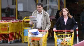Bastians (Bastian Pastewka, l.) TV-Sucht stellt seine Beziehung mit Anne (Sonsee Neu, r.) auf eine harte Probe ... © Sat.1