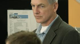 Müssen die Rollen tauschen, damit ein alter Fall gelöst werden kann: Gibbs (Mark Harmon, r.) und Tony (Michael Weatherly, l.) ... © CBS Television